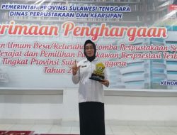 Terima Trofi sebagai Terbaik Pertama Lomba Pustakawan Tingkat Provinsi, Asni Didaulat Wakili Sultra ke Tingkat Nasional