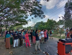 Jilid II, Puluhan Warga Watumarembe Gelar Aksi Blokade Jalan Provinsi Konsel-Bombana