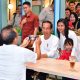 Presiden Jokowi Sapa Warga Kendari dan Santap Nasi Goreng