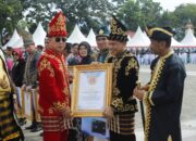 Dinilai Terbaik Dalam Pengelolaan Keuangan, Bupati Yusran Akbar Terima Penghargaan dari Gubernur Sultra
